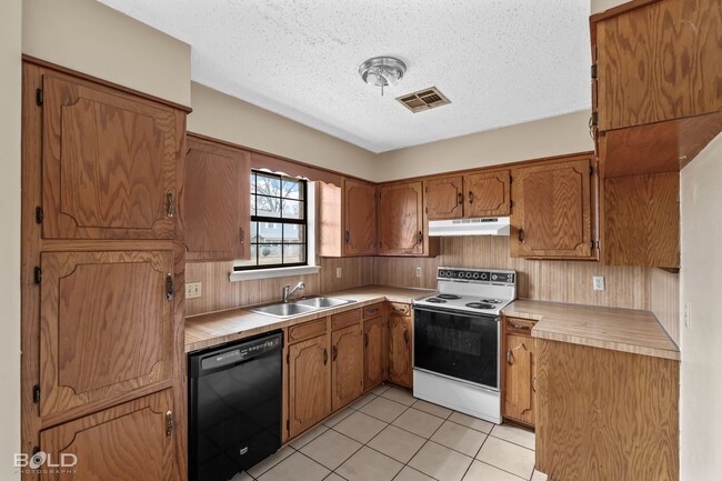 Building Photo - Check Out this 2 bed 2 bath!!