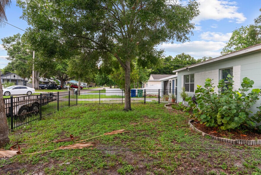 Building Photo - 3011 W Van Buren Dr