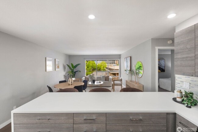 Building Photo - Bright Renovated 1 Bedroom Corner Condo in the Heart of Downtown Bellevue