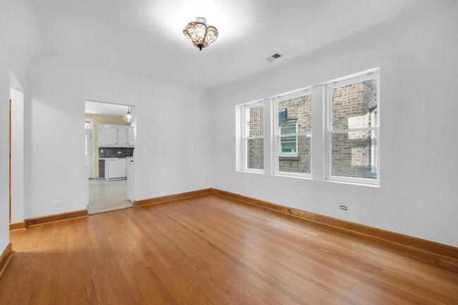 Building Photo - 6311 N Oakley Ave