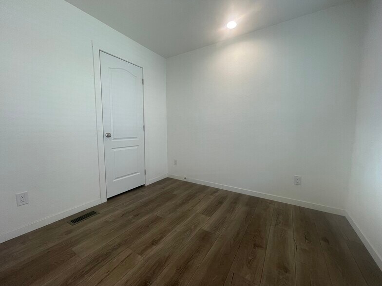 Building Photo - 2627 S Lamb Blvd