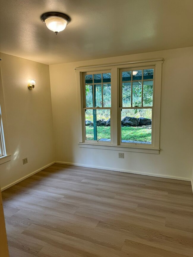 Building Photo - Newly remodeled, adorable, CREEK FRONT, Du...