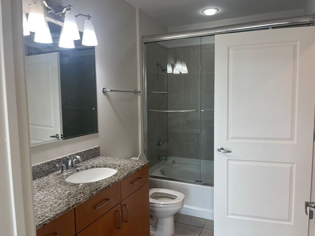 Building Photo - Gorgeous Condo @ Midtown Plaza 1B/1B In Am...