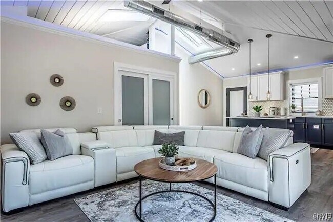 Building Photo - 1014 Main St