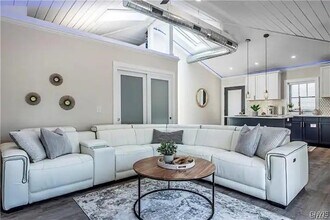 Building Photo - 1014 Main St