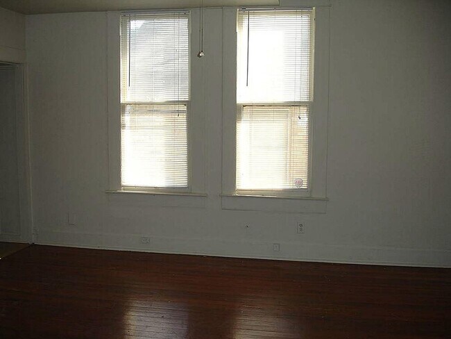 Building Photo - 315 W 21st St