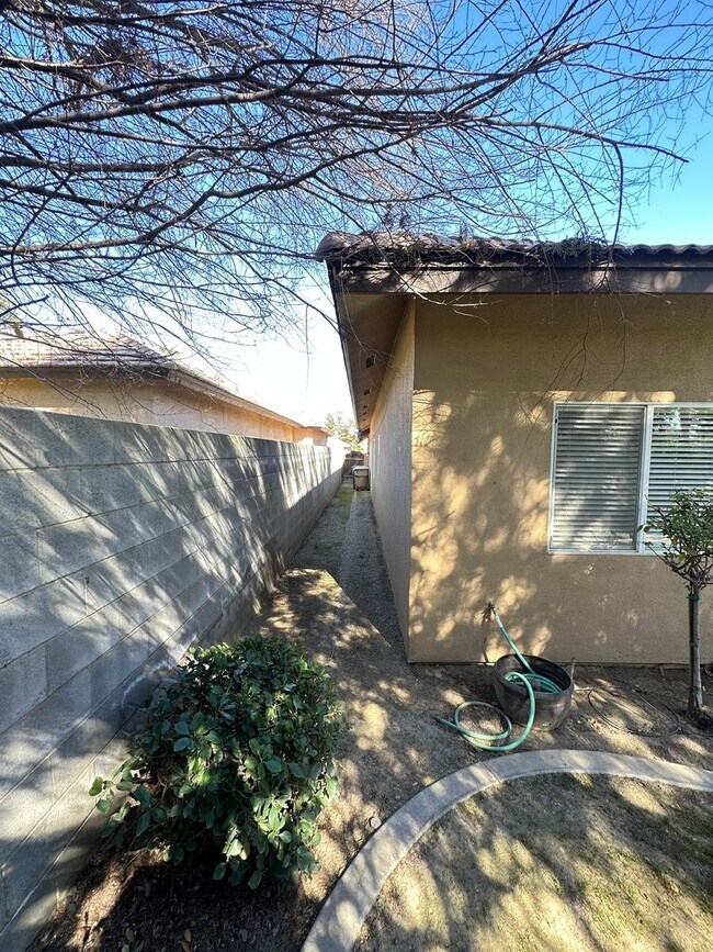 Building Photo - Elegant 4-Bedroom Home in the Prestigious ...