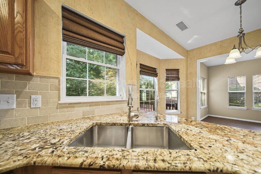 Building Photo - 2812 Redfield Dr