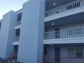 Building Photo - 1859 Shore Dr S