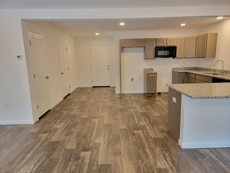 Building Photo - 108 Robert Cir