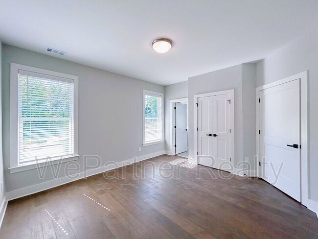 Building Photo - 1085 Adam Cir