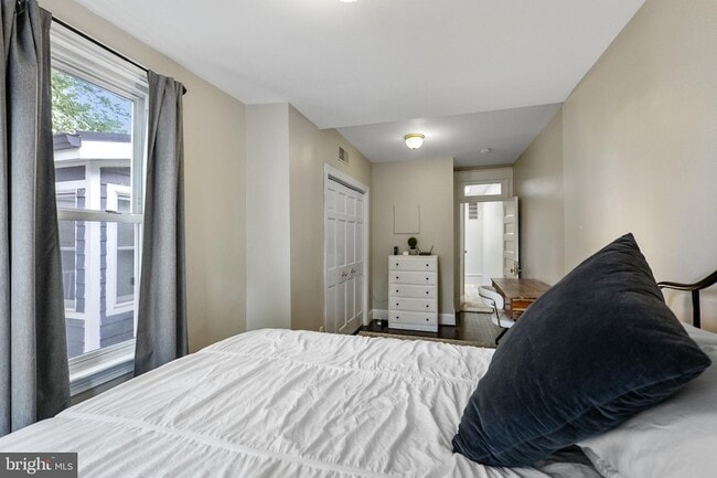 Building Photo - 145 D St SE