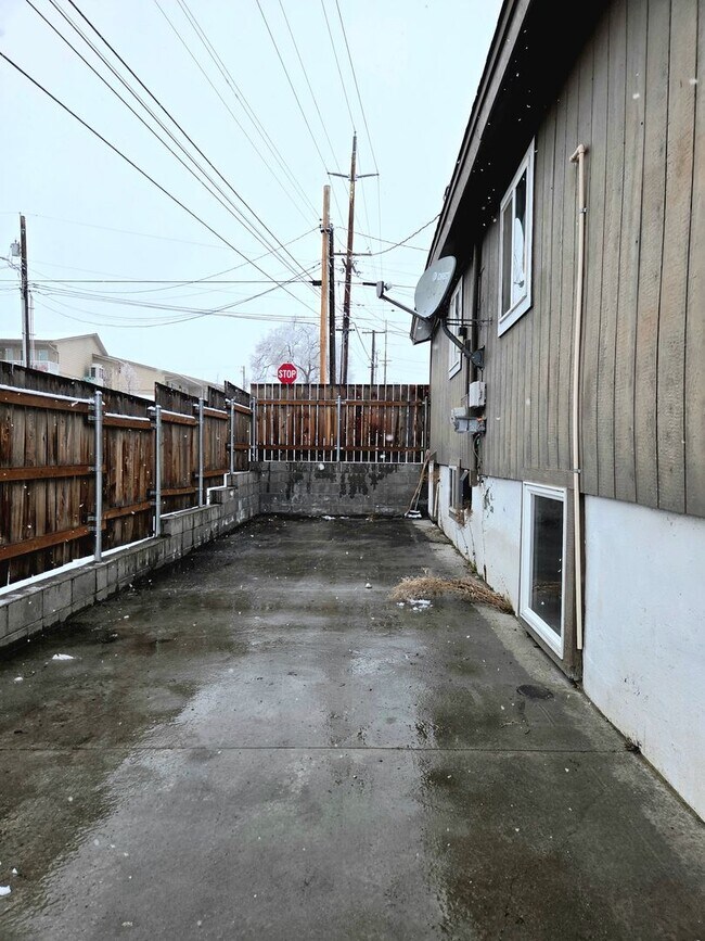 Building Photo - 1121 Monitor Ave