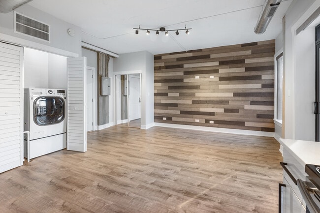 Building Photo - 7645 N Sheridan Rd