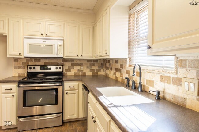 Building Photo - 505 W Coleman Ave