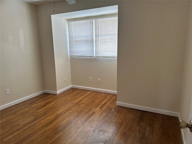 Building Photo - 1126 Rue La Chelle Walk