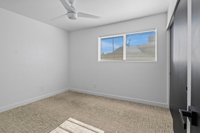 Building Photo - 2166 E Greenway Dr