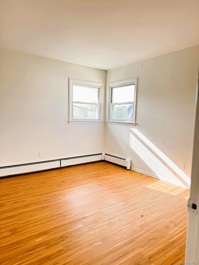 Building Photo - 131 Roslyn Rd