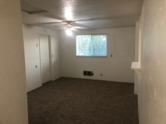 Building Photo - Large upstairs 2 bedroom apartment!