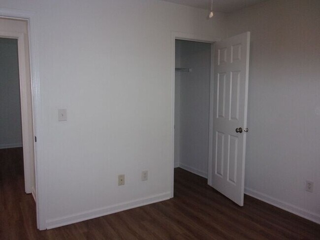Building Photo - 3 Bedroom 2 Bath Home across from city park