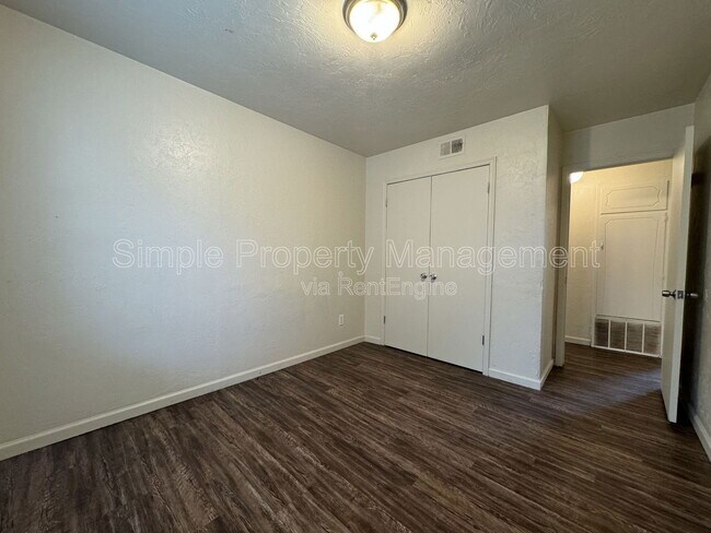 Building Photo - 1400 Brookdale Dr