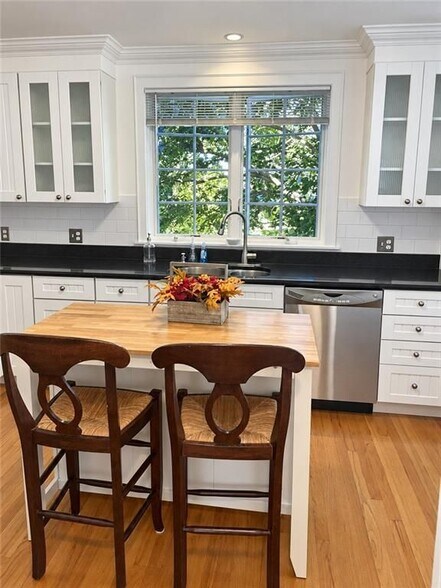 Building Photo - 571 Bellevue Ave