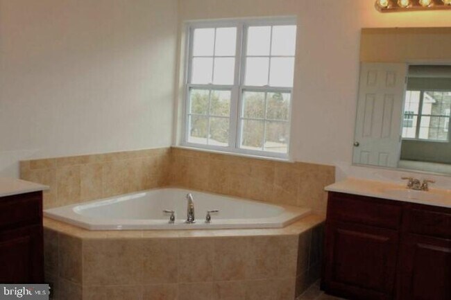 Building Photo - 3635 Glouster Dr