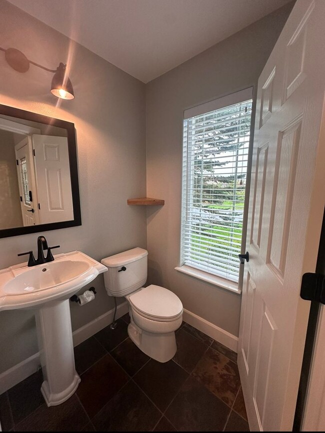 Building Photo - Stunning 3 level home with beautiful views