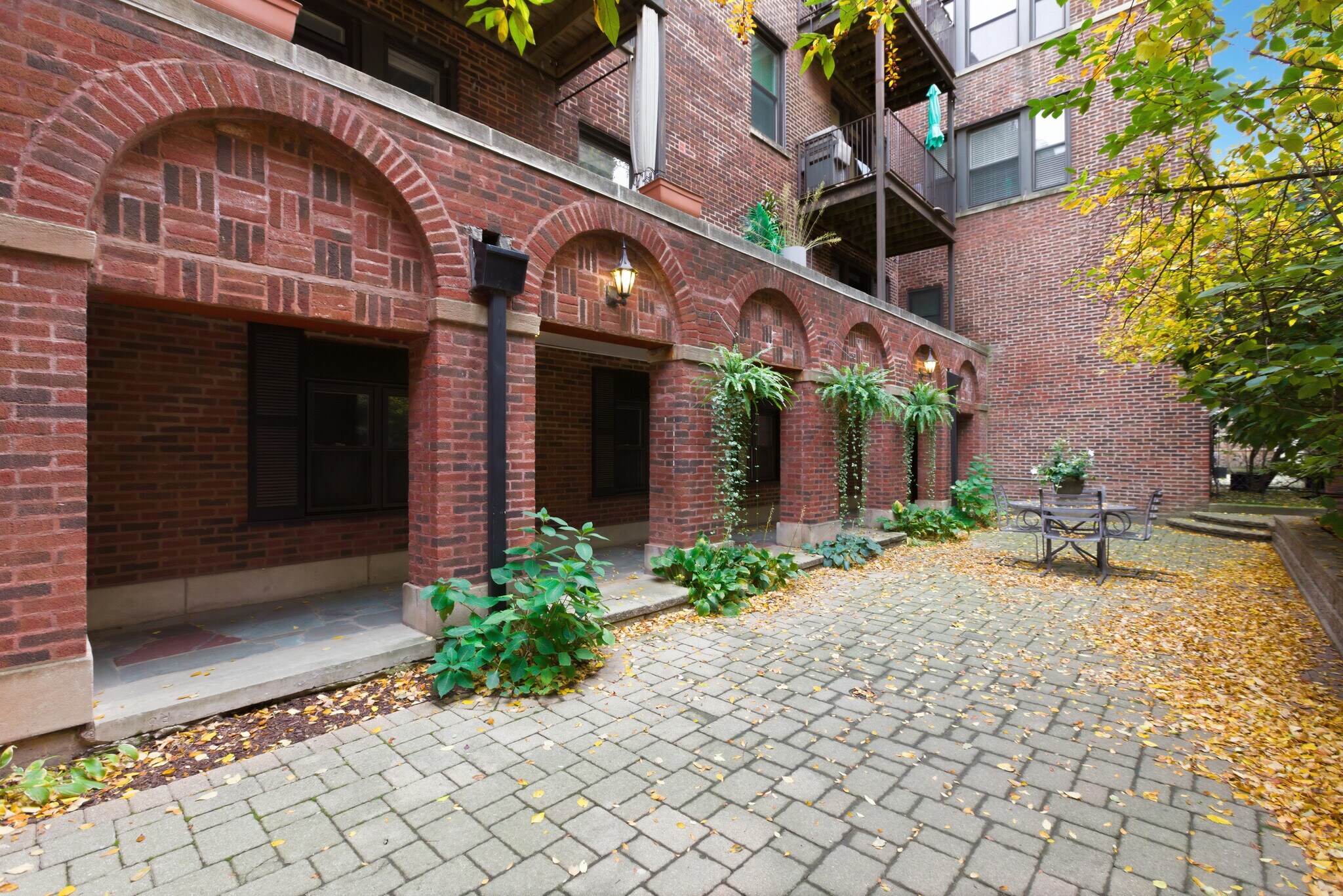 Building Photo - 643 W Roscoe St