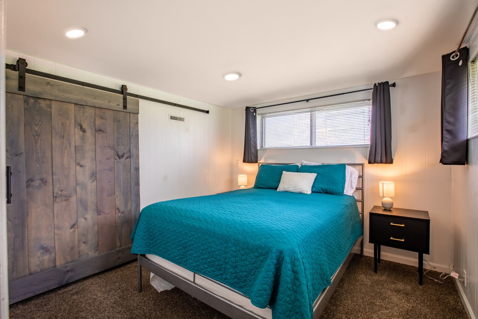 Building Photo - 1020 E Diamond Way