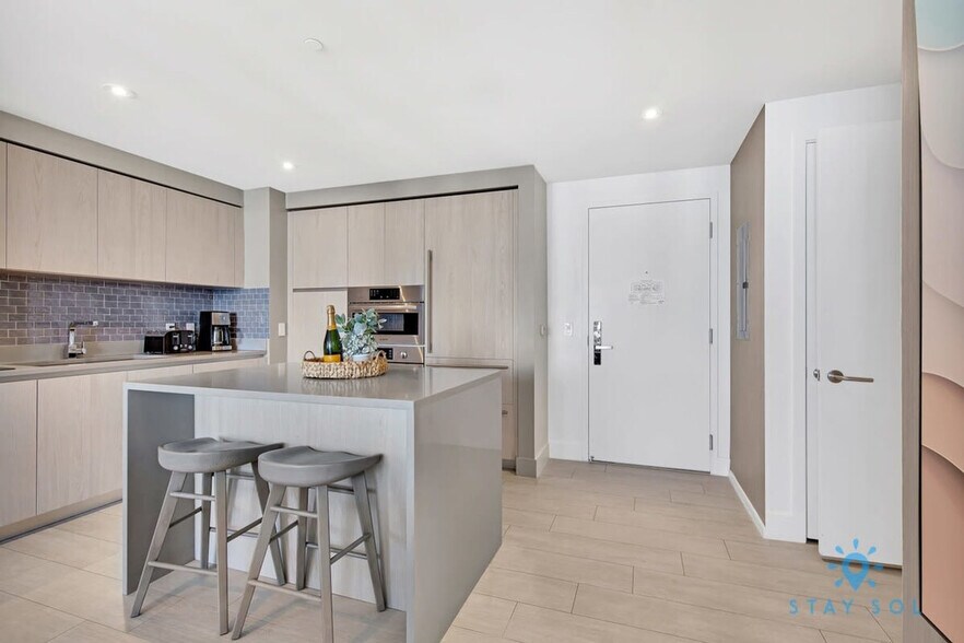 Building Photo - 4010 S Ocean Dr
