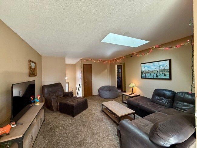 Building Photo - 1042 Castlewood Dr
