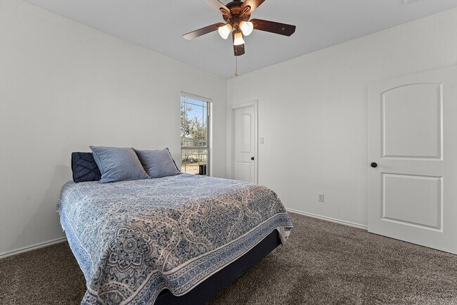 Building Photo - 1400 N Redondo Ave