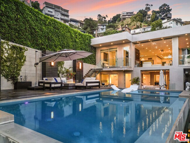 Building Photo - 1717 Sunset Plaza Dr