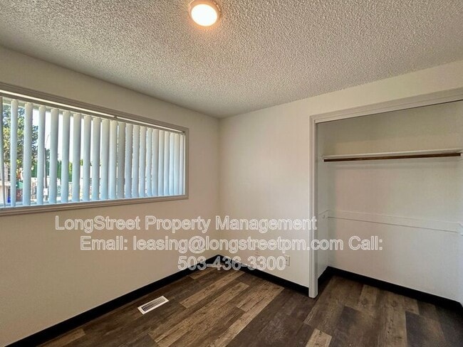 Building Photo - 794 SW Orchard Pl