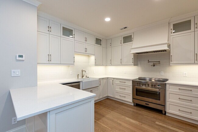 Building Photo - 1000 Kelton Cottage Way