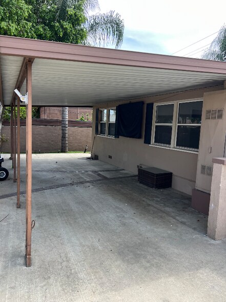 Building Photo - 920 N San Antonio Ave