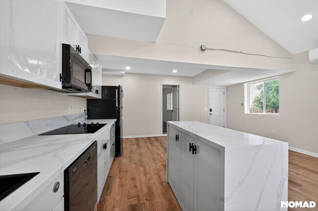 Building Photo - Bright & Modern 2-Bed Home with Ocean Glimpses in Prime Vista Location