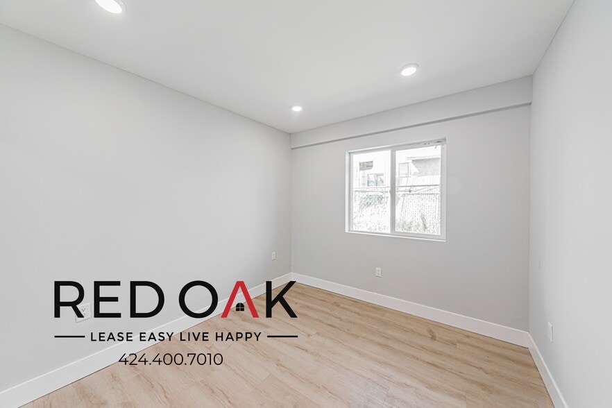 Building Photo - 923 W 75th St