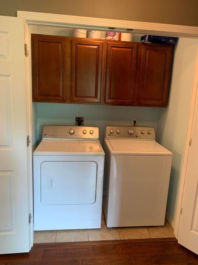 Building Photo - Come take a look at this cute 3 bedroom 1....