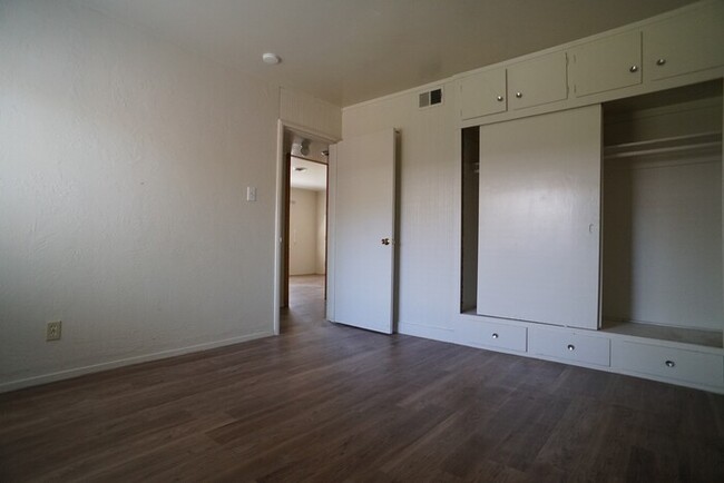 Building Photo - Single-story, spacious 2 bed condo, 1 bath...