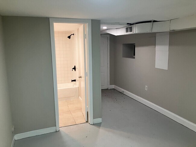 Building Photo - 7 Bedrooms 3.5 Bathrooms