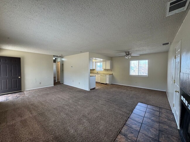 Building Photo - JUST REDUCED! Apple Valley Home in Sycamor...