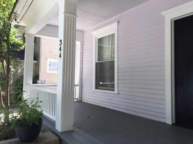 Building Photo - Renovated Single Family Home Available soon for Move-In !