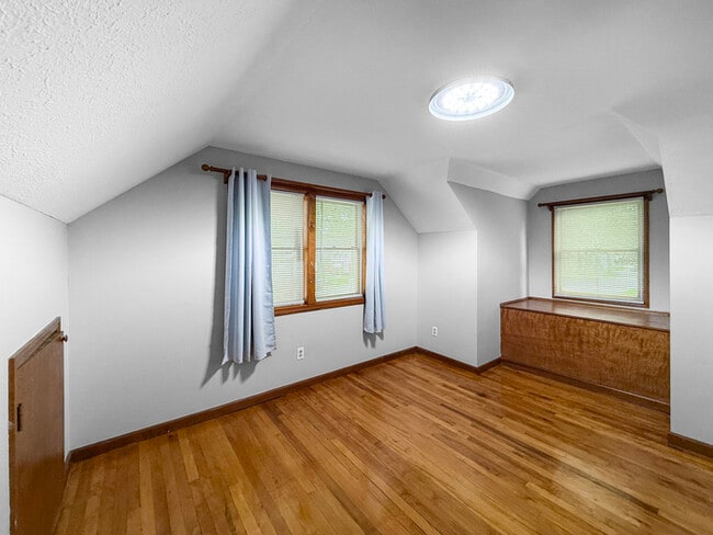 Building Photo - Charming 4 beds 2 baths in South Euclid!