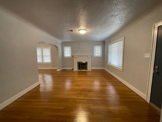 Building Photo - 405 Vassar Dr SE