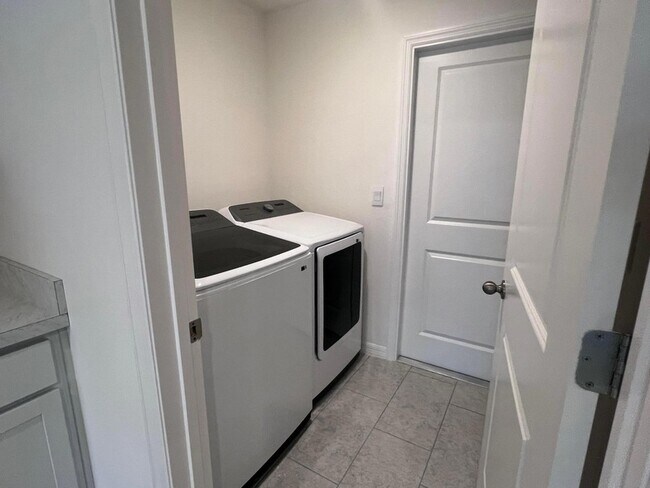 Building Photo - 3161 Fergus Ave