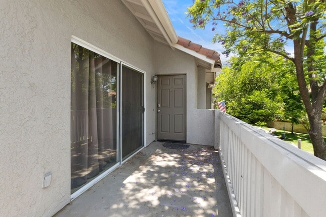Building Photo - Spacious 2 Bedroom with Loft!
