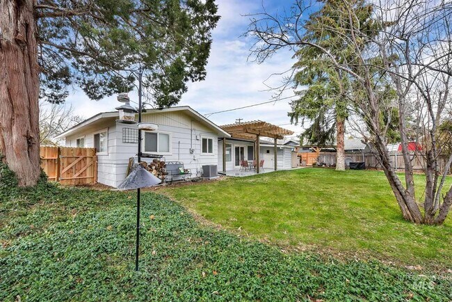 Building Photo - 220 N Owyhee St