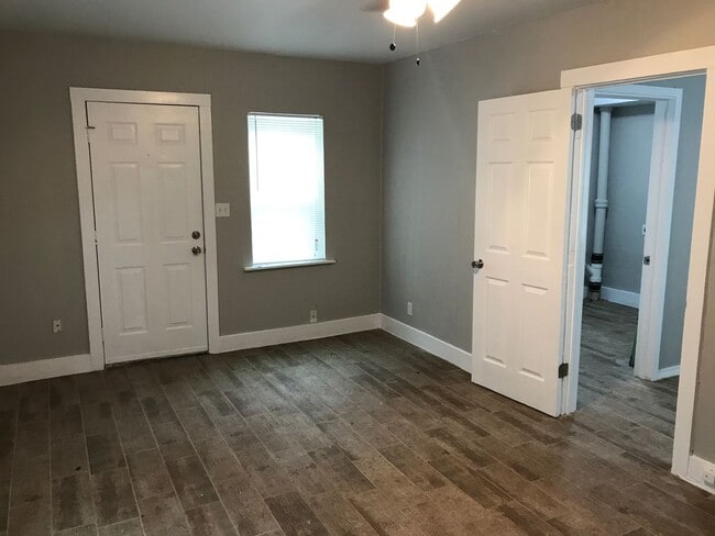 Building Photo - Cozy 2-Bedroom House **$300 Off Move In Sp...